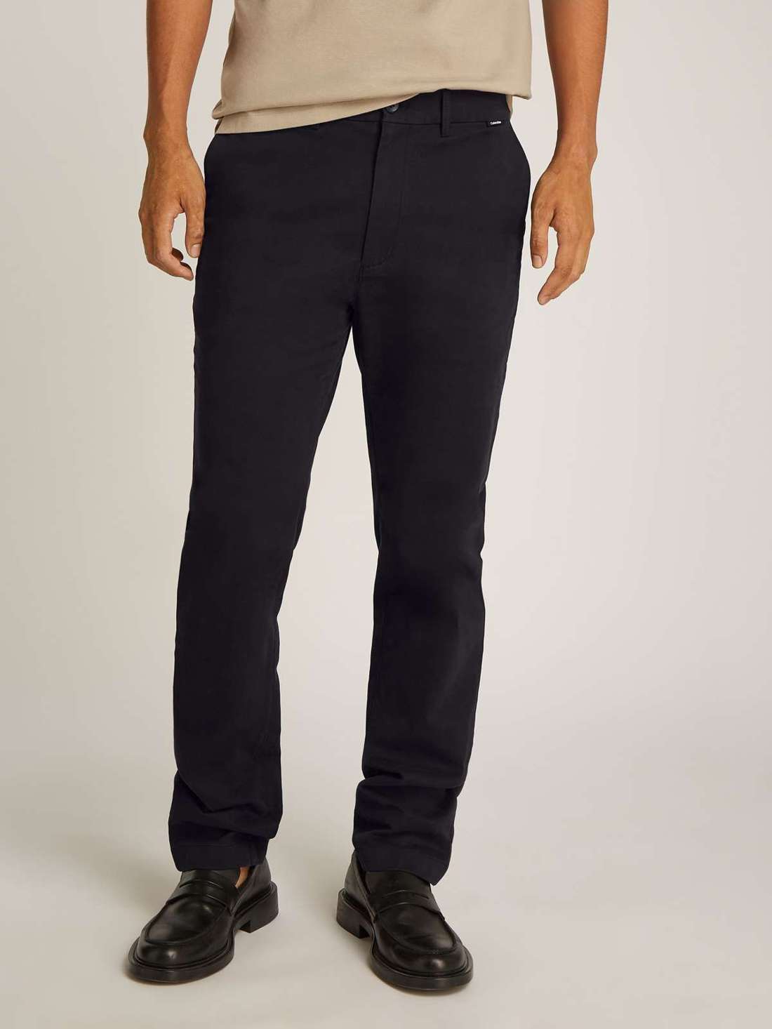 Брюки-чиносы с тисненым логотипом MODERN TWILL SLIM CHINO
