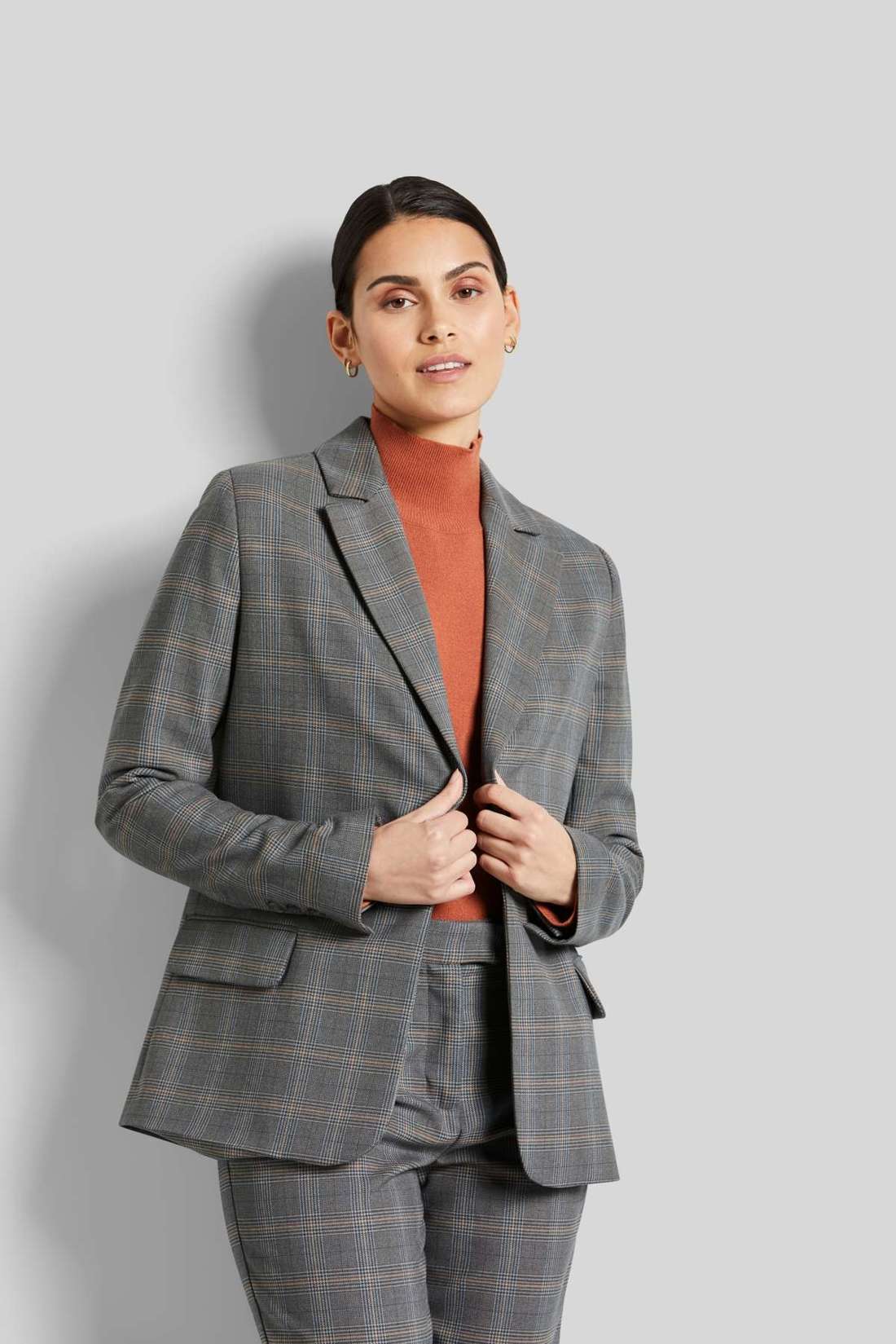 Короткий пиджак с воротником с лацканами