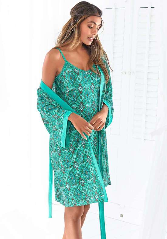 Кимоно с орнаментальным принтом, которое можно завязать.