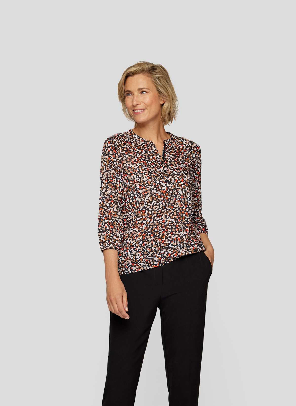 Классическая блузка Stilvolle Bluse mit lebendigem Muster und V-Ausschnitt