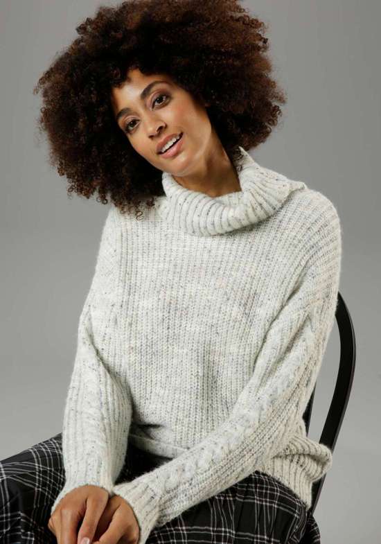 Свитер с высоким воротником