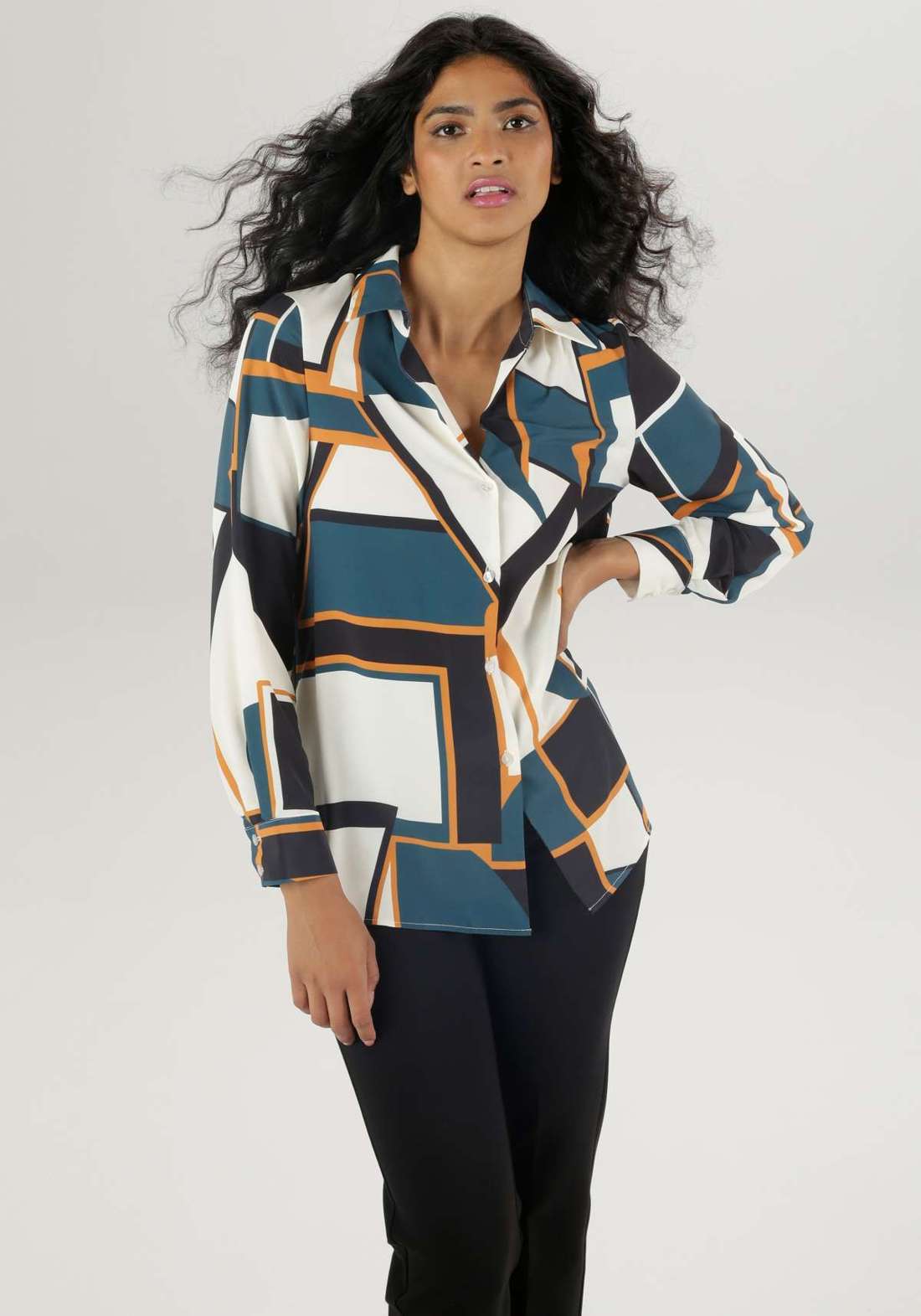 Блузка-рубашка с графическим принтом в осенних тонах