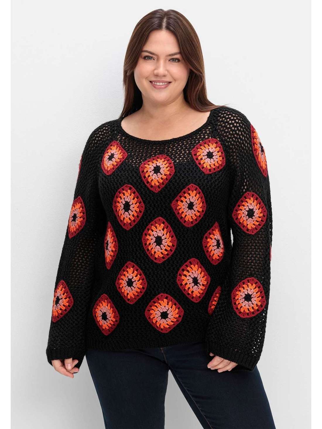 Свитер с круглым вырезом, связанный крючком, с пришитыми ромбами. Große Größen