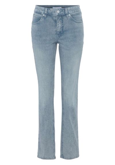 Прямые джинсы, новые разделительные швы на передних карманах.