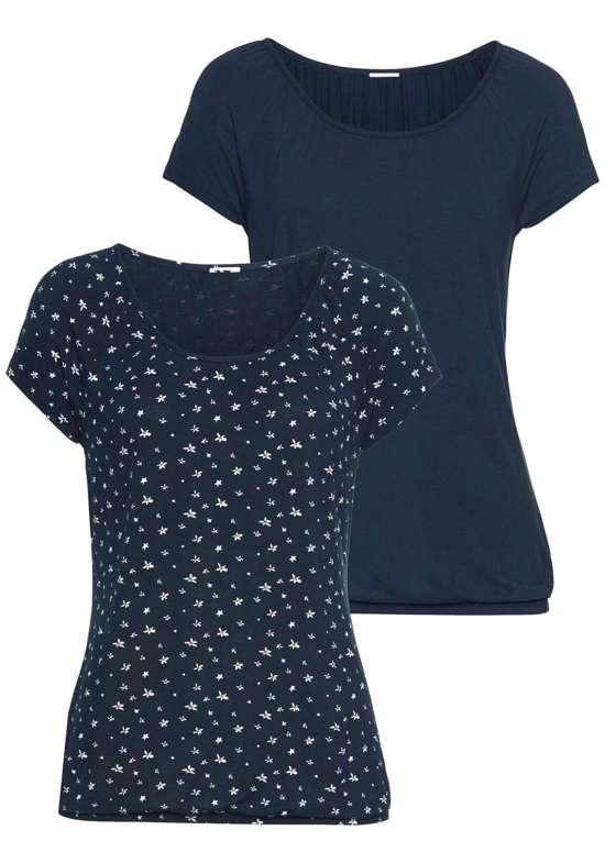 Рубашка с короткими рукавами и слегка присборенным круглым вырезом.