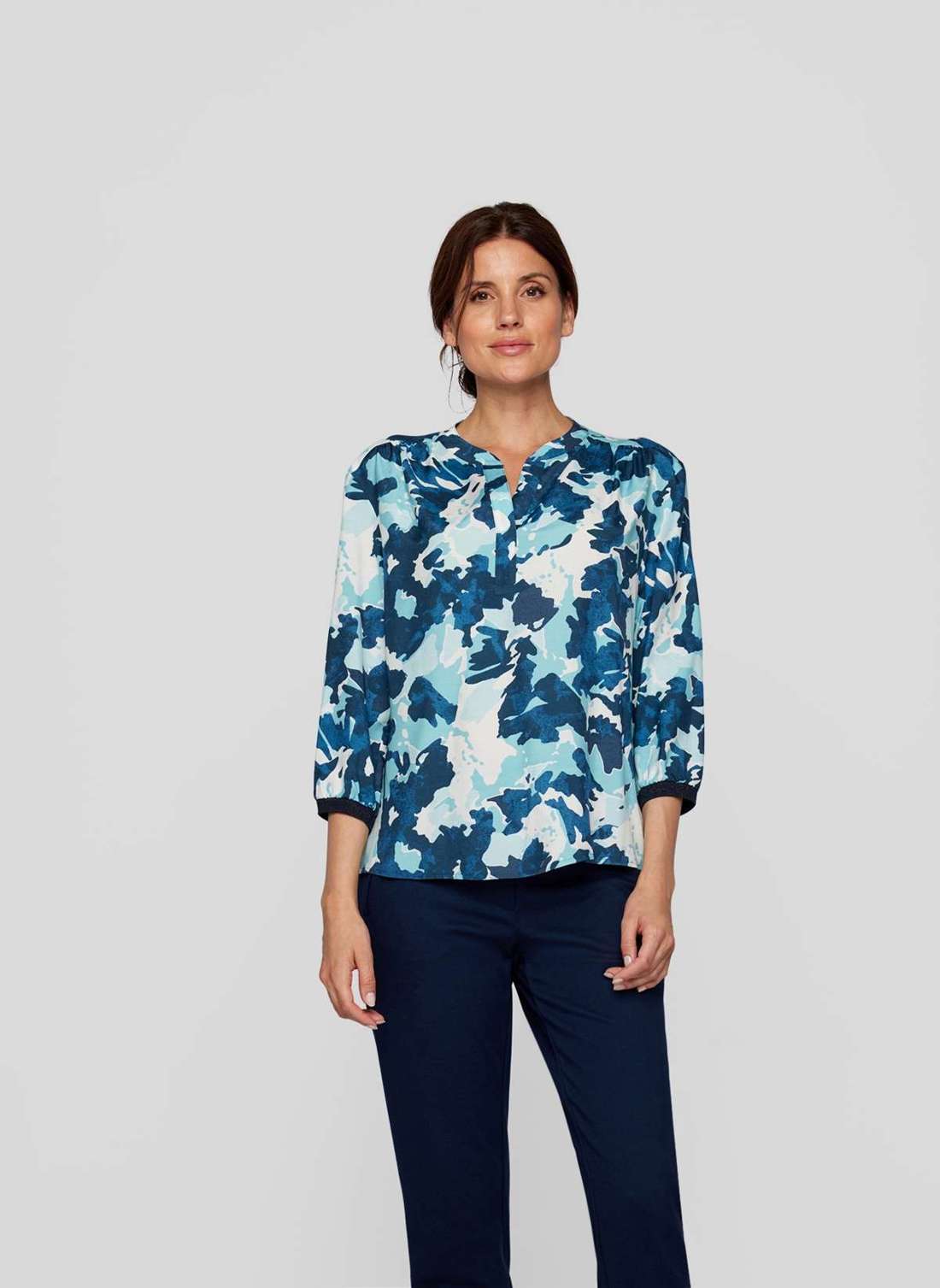 Классическая блузка Stylische Bluse mit blauem Print