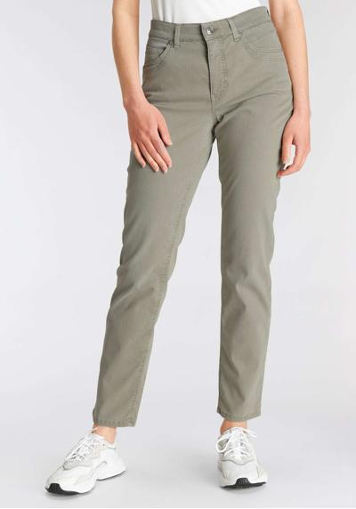 Прямые джинсы, новые разделительные швы на передних карманах.