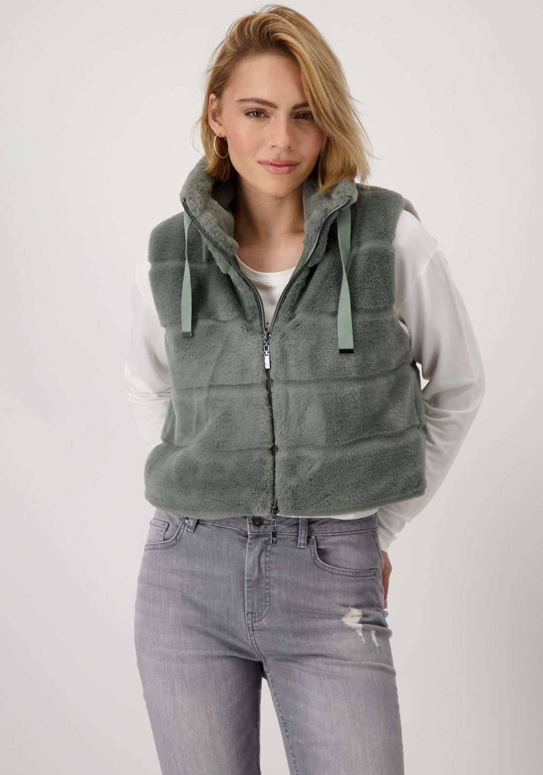 Жилет из искусственного меха на молнии