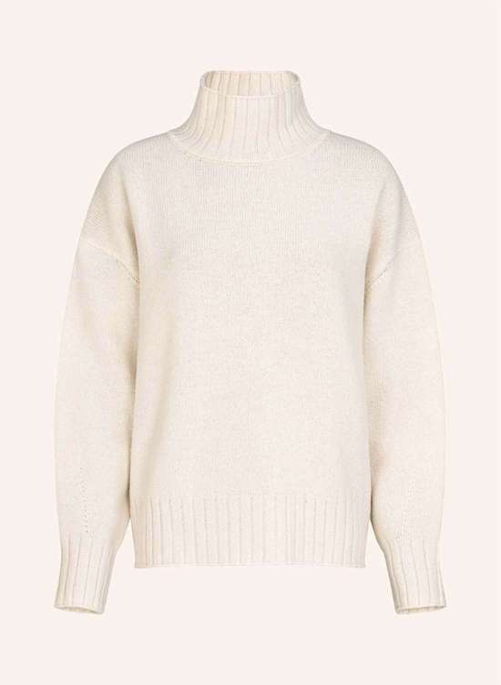 Свитер с высоким воротником