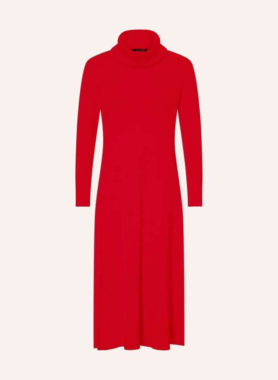 Трикотажное платье со съемным воротником.