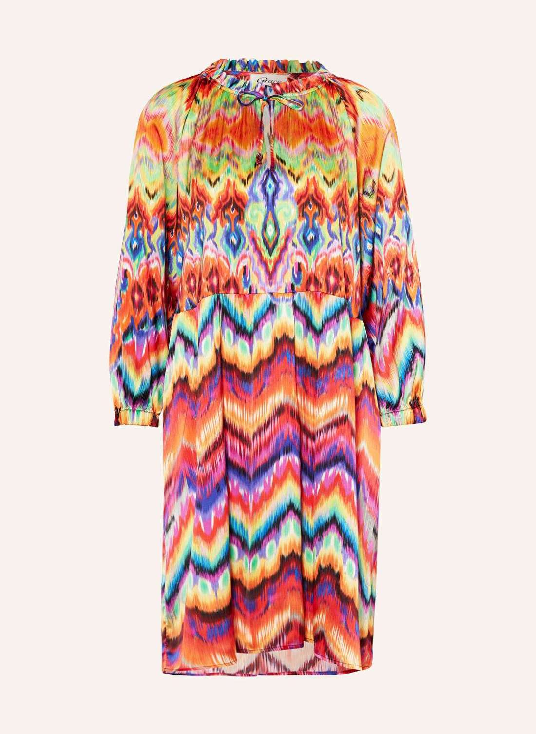 Атласное платье с рукавами 3/4.