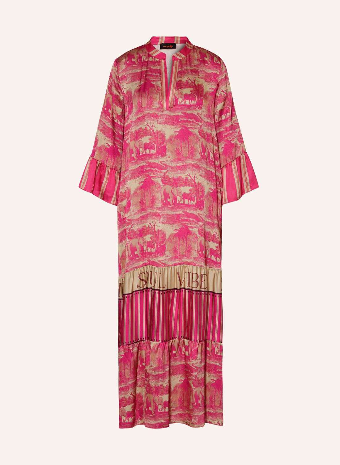 Атласное платье с рукавами 3/4 и рюшами.