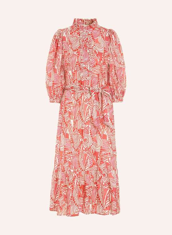 Платье с рукавами 3/4 и рюшами.