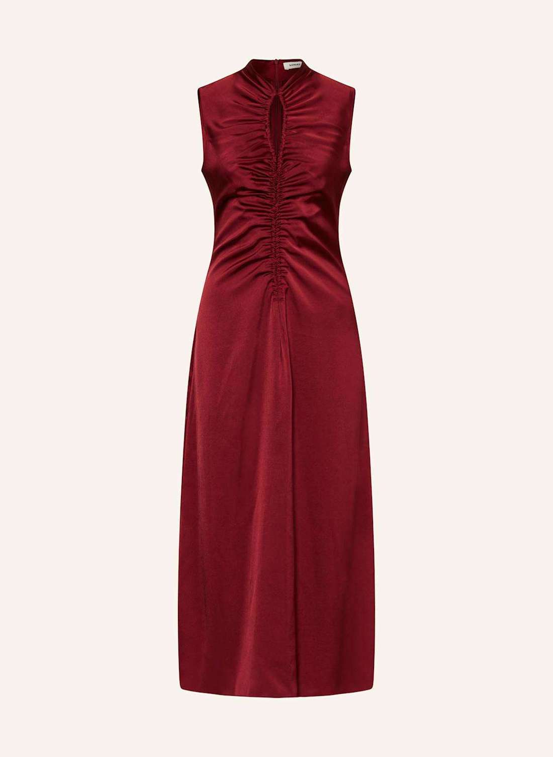 Атласное платье с вырезом