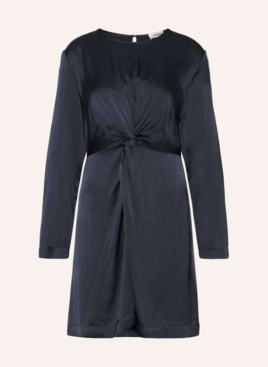 Атласное платье с запахом