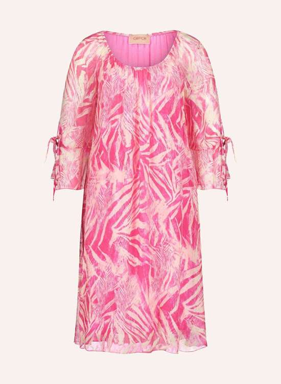 Платье с рукавами 3/4 и воланами.