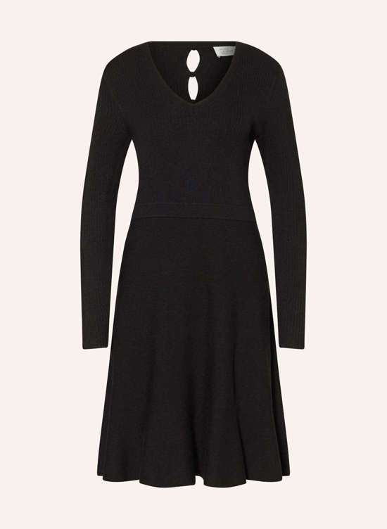 Трикотажное платье с вырезами
