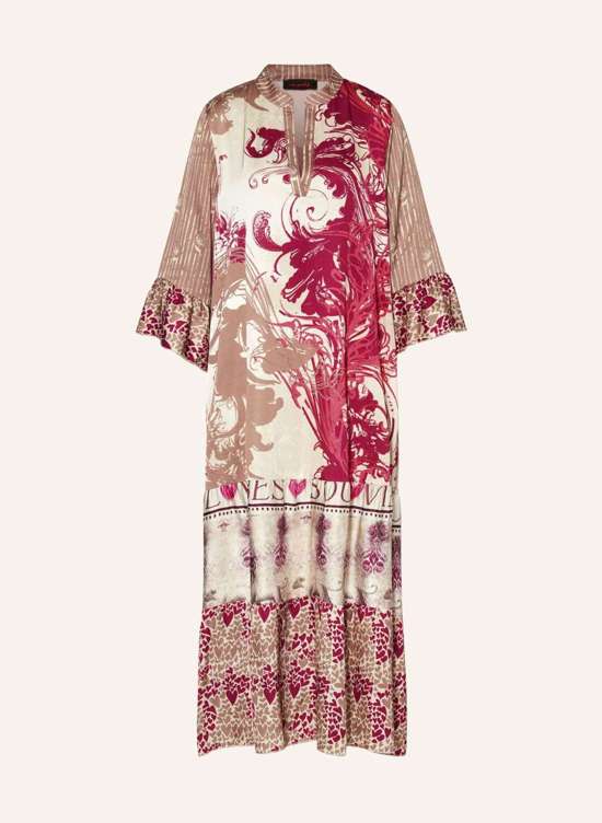 Атласное платье с рукавами 3/4 и рюшами.