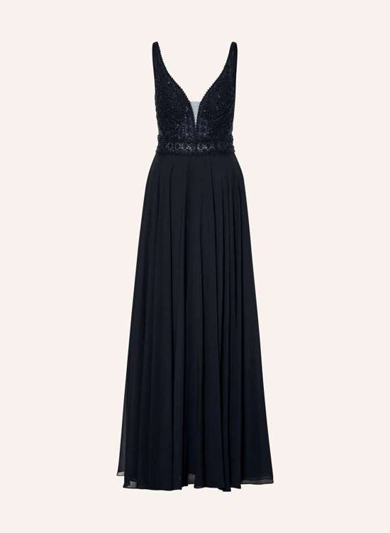 Вечернее платье с кружевом и драгоценными камнями