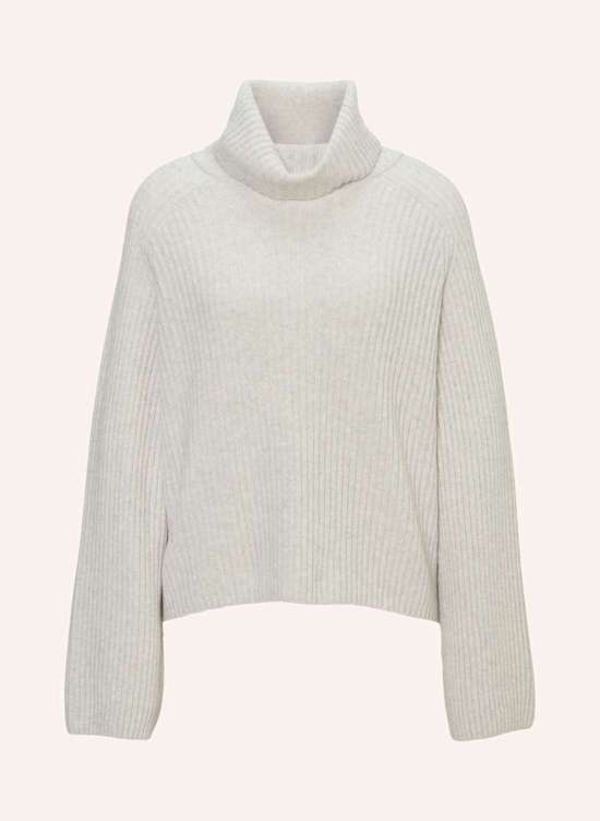 Пуловер с высоким воротником