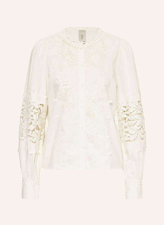 Блузка-рубашка с кружевом на люверсах