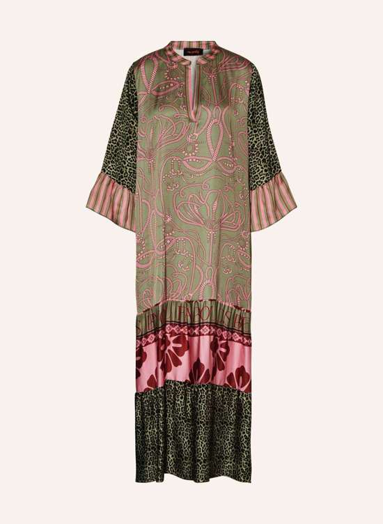 Атласное платье с рукавами 3/4 и рюшами.