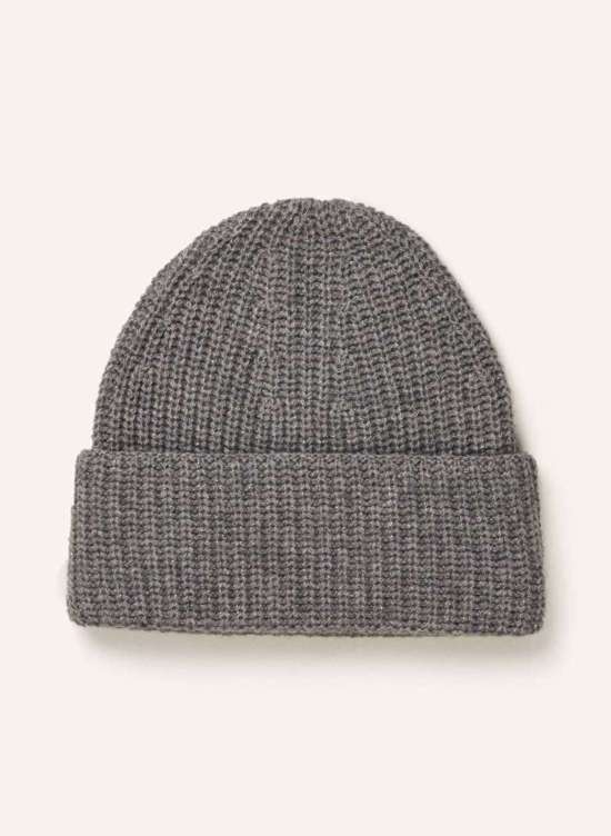 Шапочка из блестящей пряжи