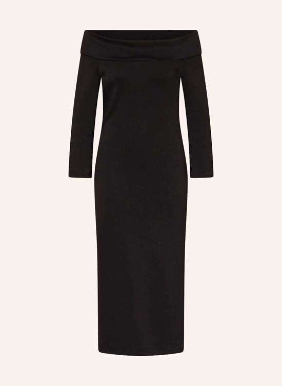 Трикотажное платье с открытыми плечами и рукавами 3/4.