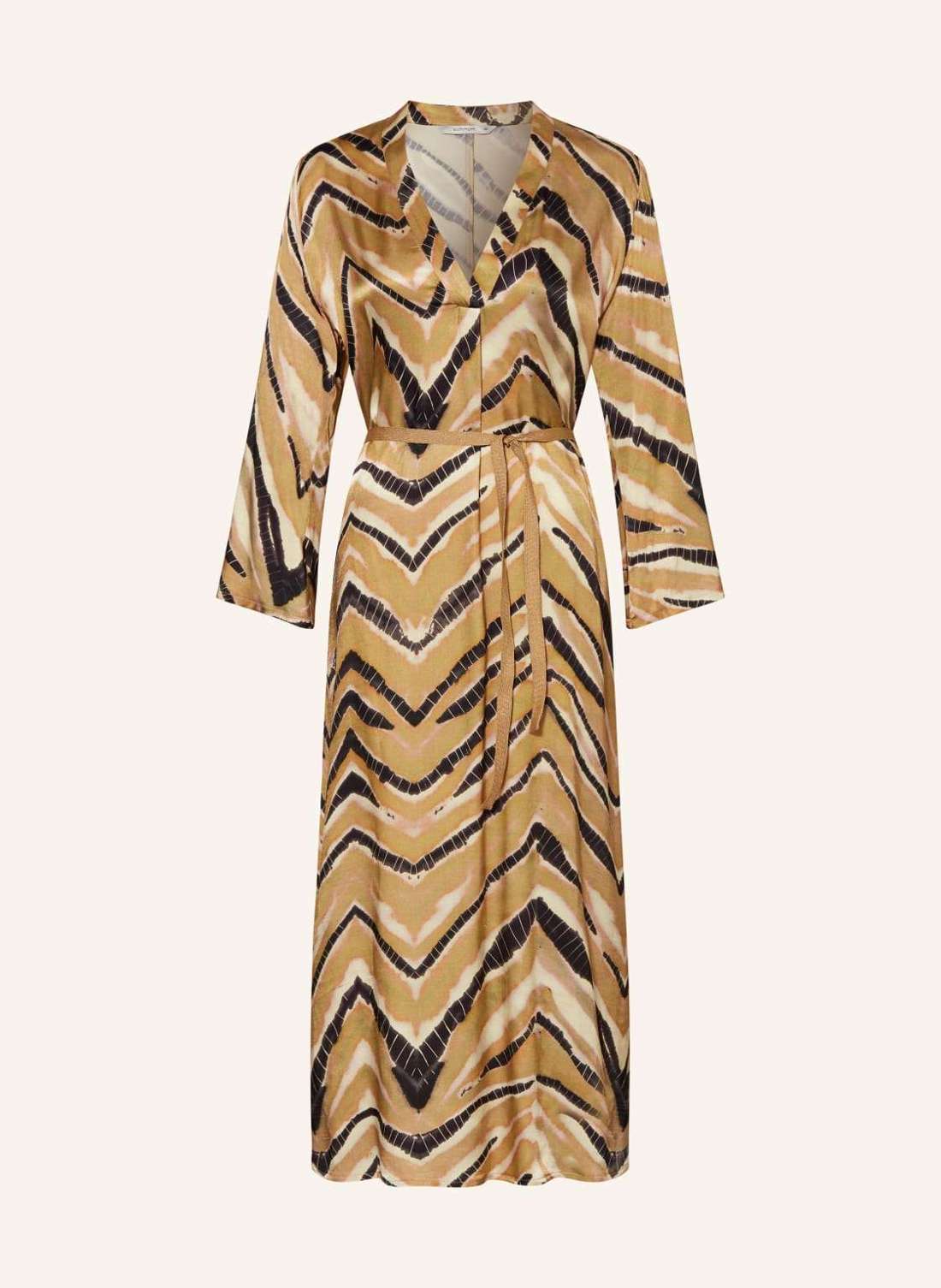 Атласное платье с рукавами 3/4.