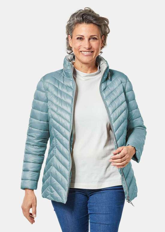 Стеганая куртка, подчеркивающая фигуру
