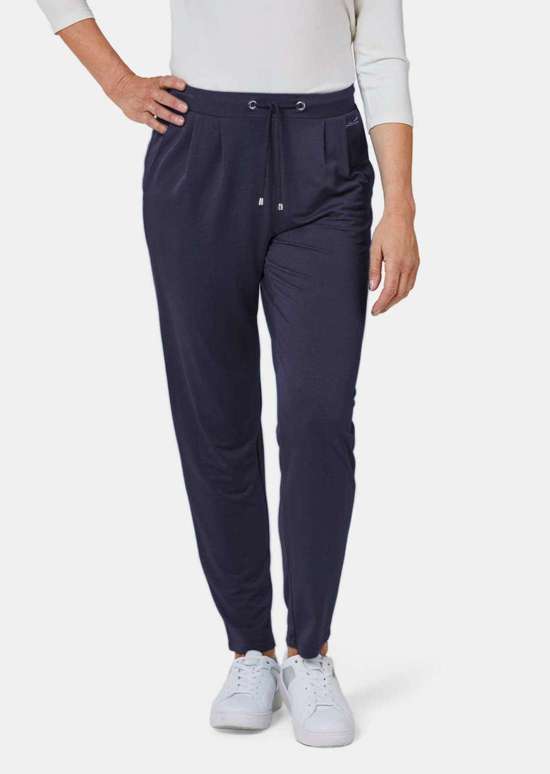 Удобные облегающие брюки с утягивающимся поясом.