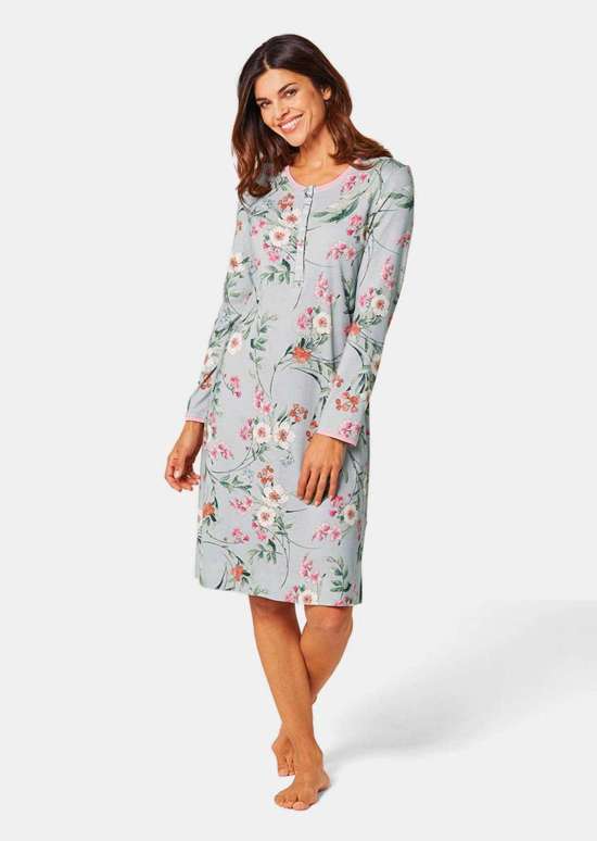 Удобная ночная рубашка с длинными рукавами и планкой на пуговицах.