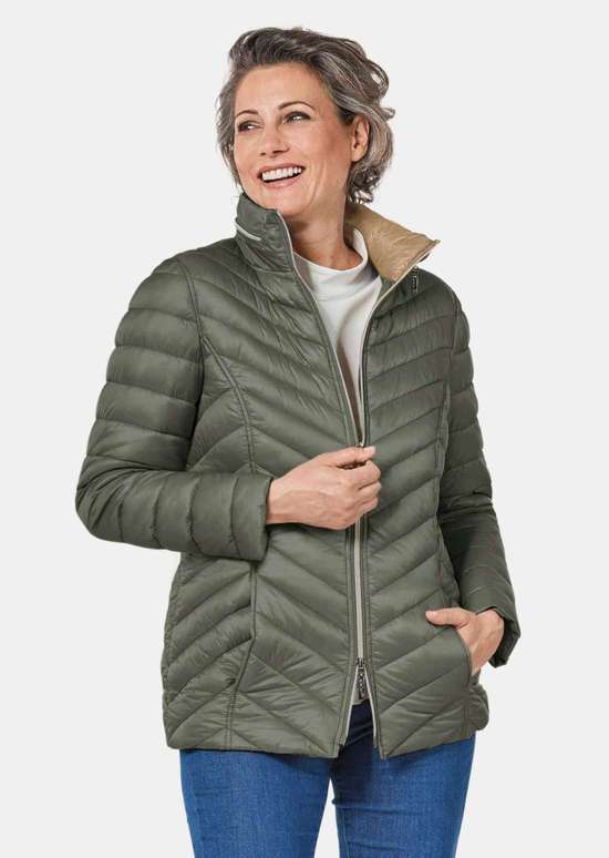 Стеганая куртка, подчеркивающая фигуру
