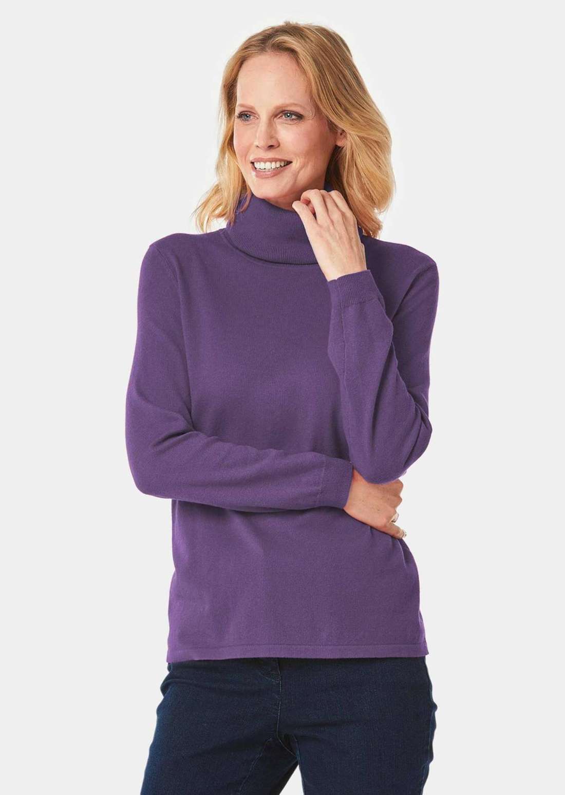 Модный свитер с высоким воротником