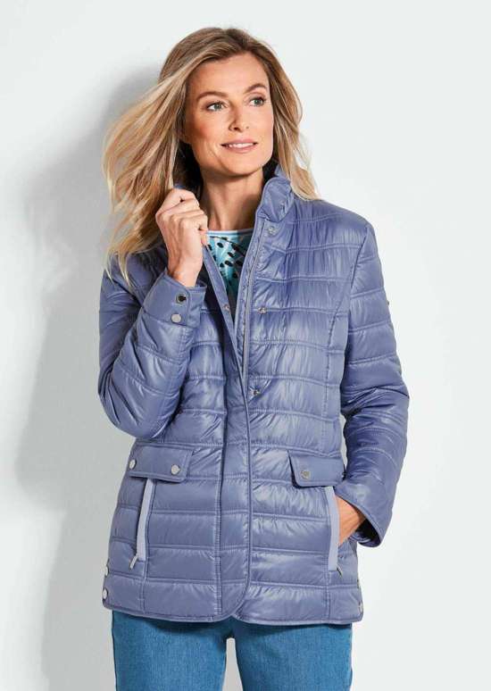 Легкая стеганая куртка со множеством деталей.