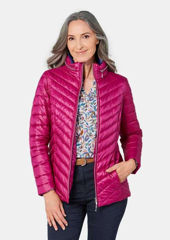 Стеганая куртка, подчеркивающая фигуру