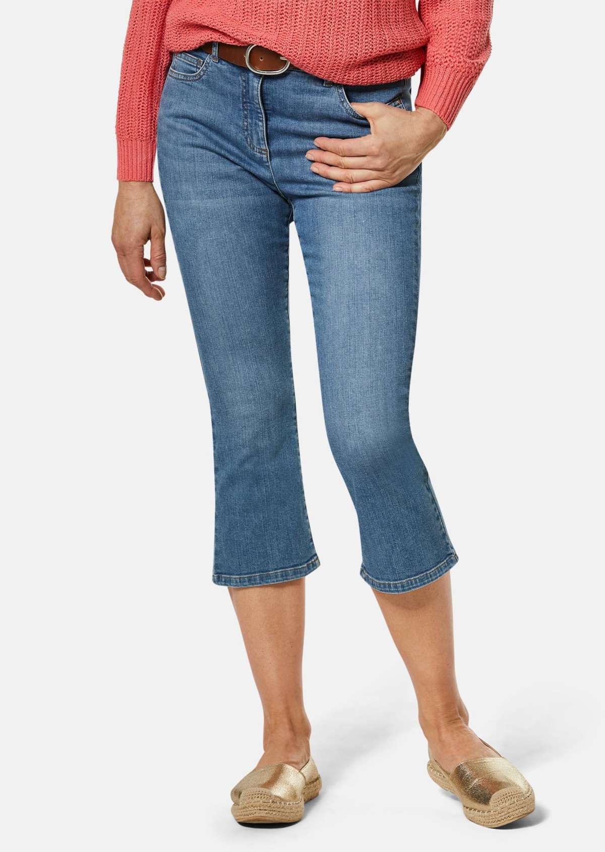 Укороченные джинсы с расклешенным подолом