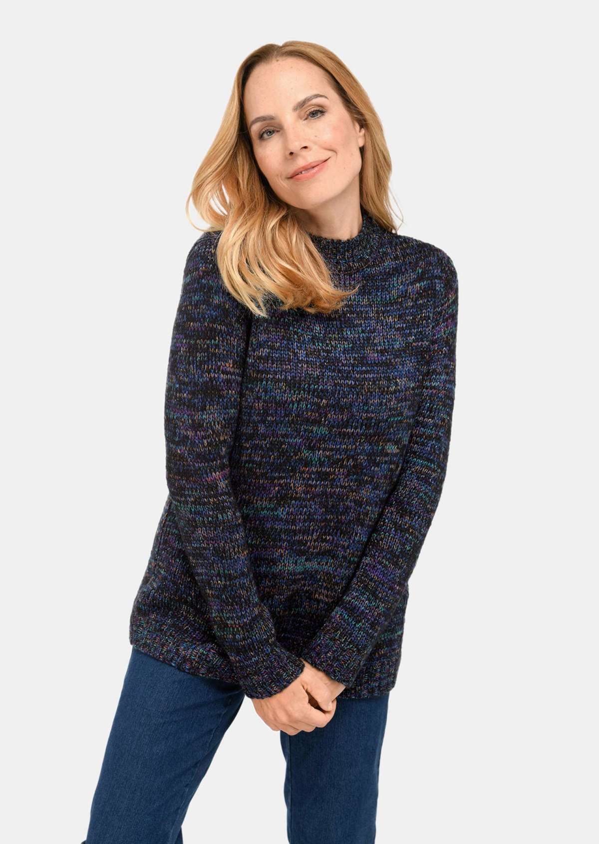 Удобный разноцветный свитер.