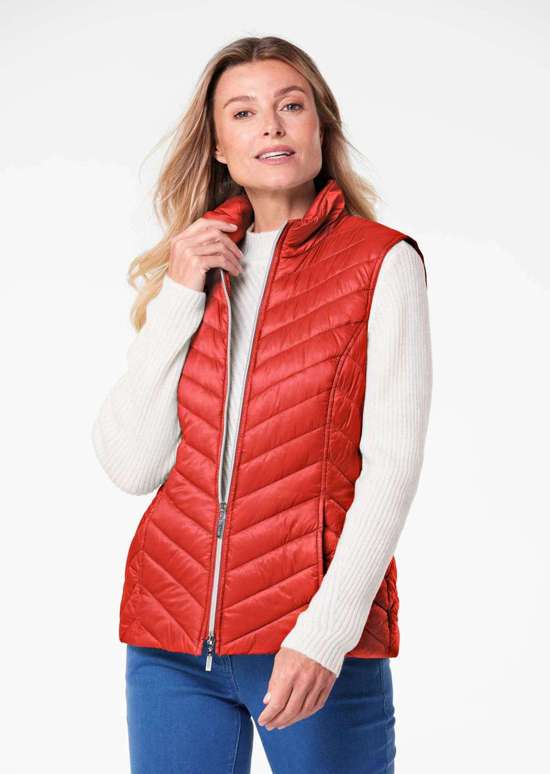 Подчеркивающий фигуру жилет с легкой подкладкой.