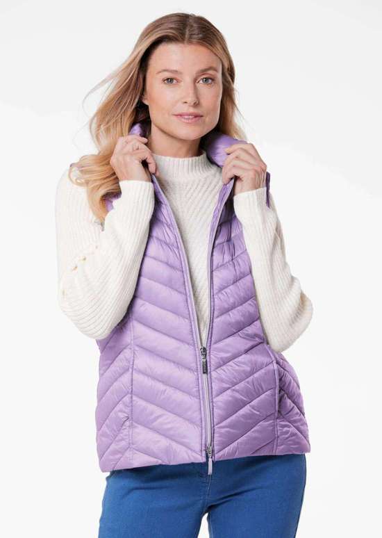 Подчеркивающий фигуру жилет с легкой подкладкой.