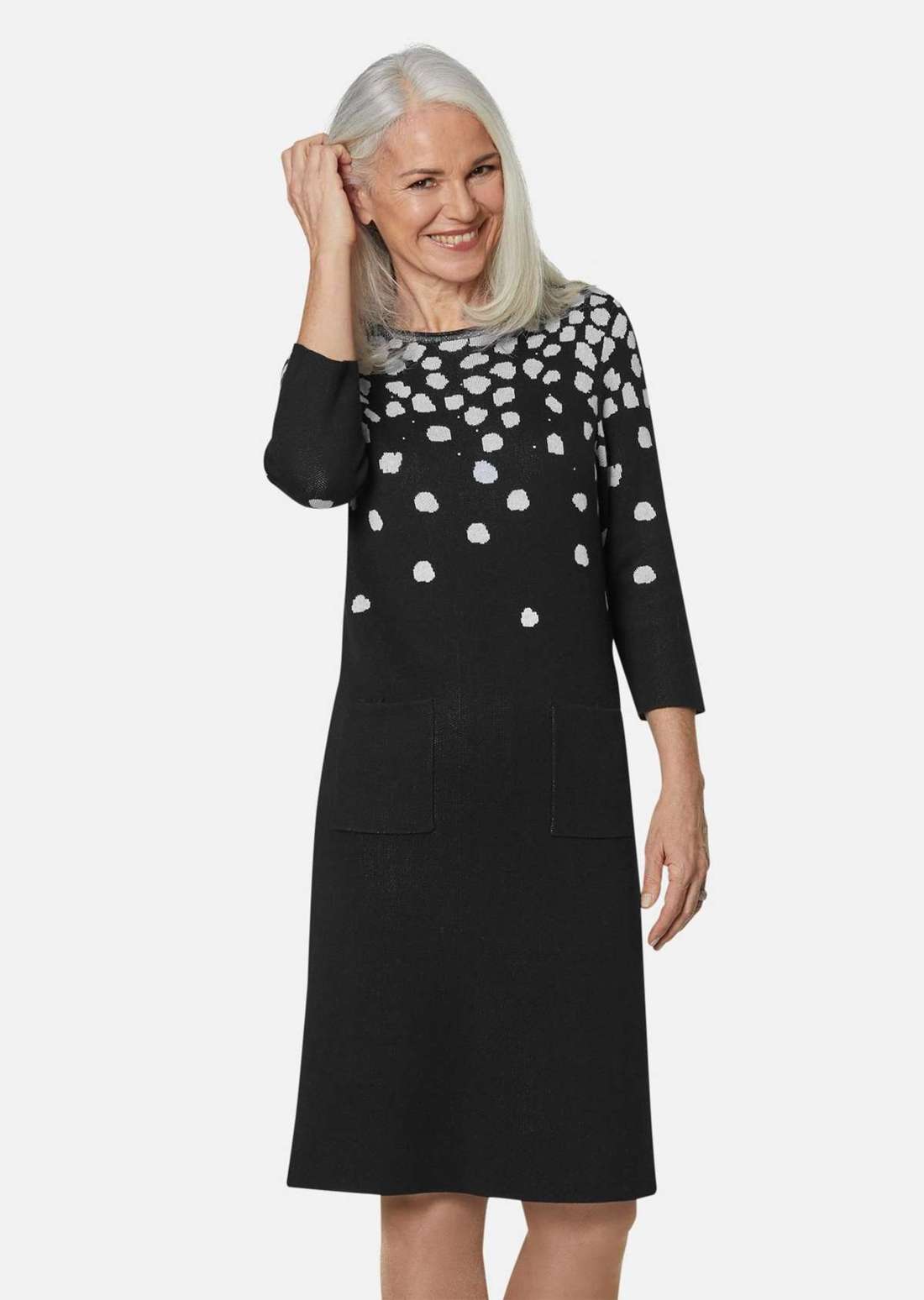 Необычное трикотажное платье с акцентами из блестящей пряжи.