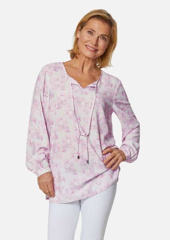 Блузка с принтом из качественного тонкониточного хлопка.