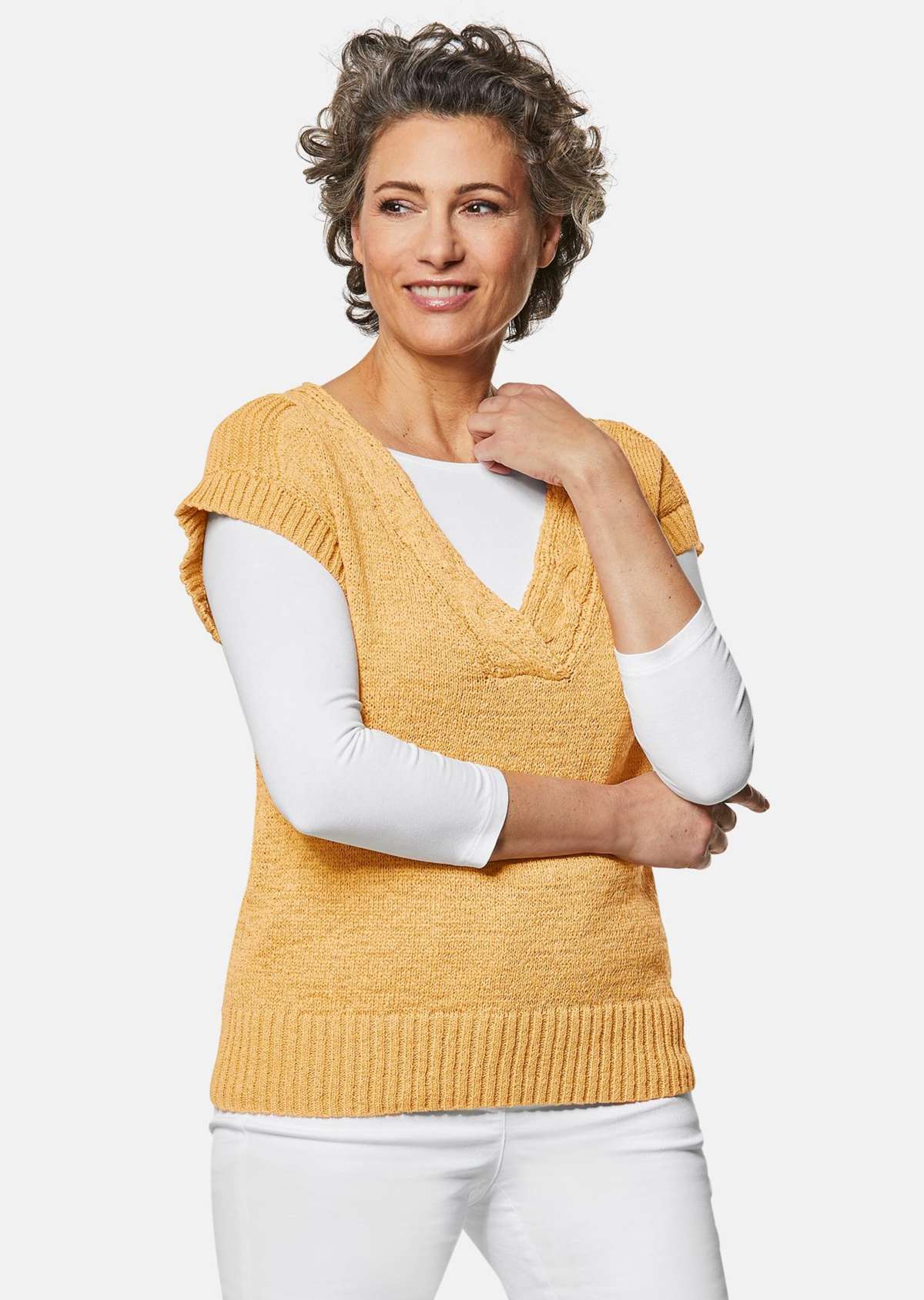 Удобный жилет-свитер с модным вырезом.