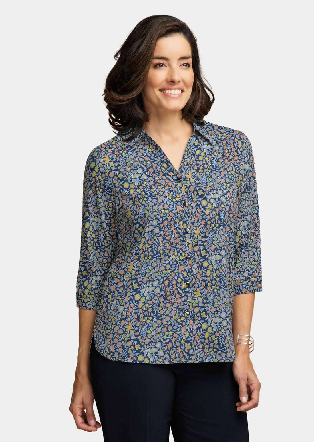 Легкая в уходе блузка с рукавами 3/4.