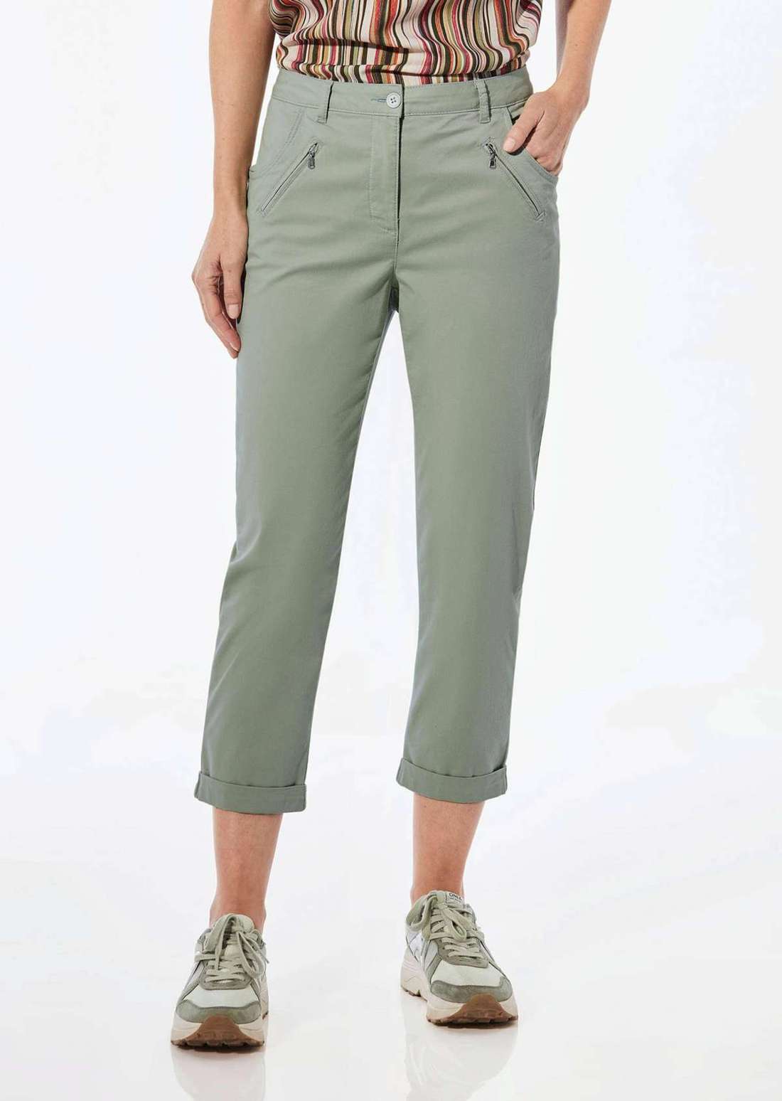 Повседневные брюки чинос с нежной персиковой отделкой.