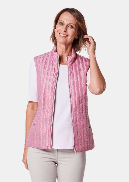 Легкий стеганый жилет с воротником стойкой.