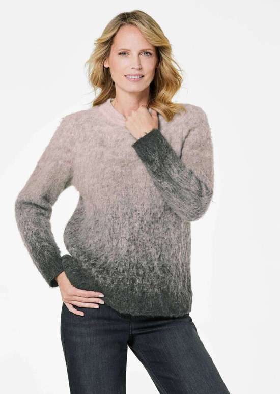 Вязаный свитер из пушистого ворса шерсти.