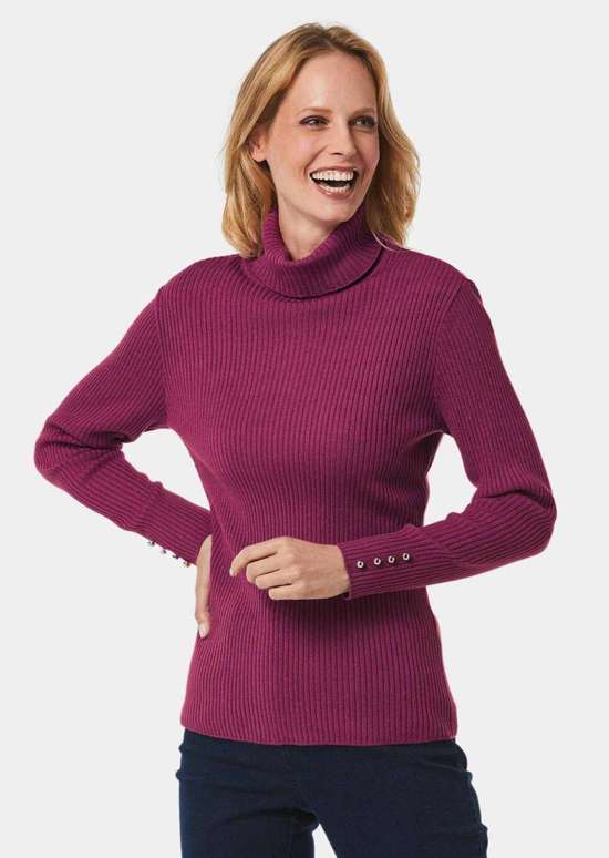 Элегантный свитер с высоким воротником и оптическими пуговицами.