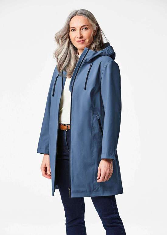 Водонепроницаемая функциональная куртка со светоотражателями.