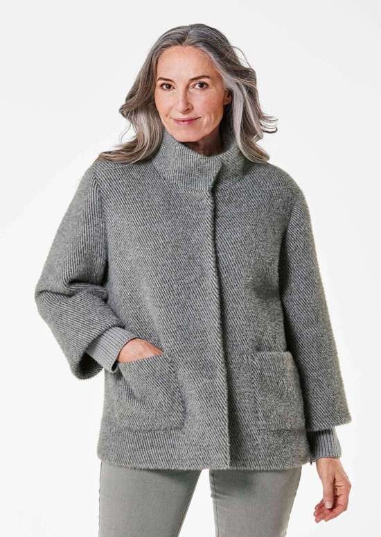 Модный жакет с трикотажными манжетами.